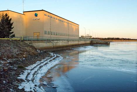 Sota ei ole vaikuttanut esimerkiksi vesivoiman tuotantokustannuksiin. Vesivoiman lisäksi muun muassa ydin- ja tuulivoima ovat tehneet hyvää tulosta. Kuvassa Fortumin Jylhämän voimalaitos Oulujoessa 2000-luvun alussa.