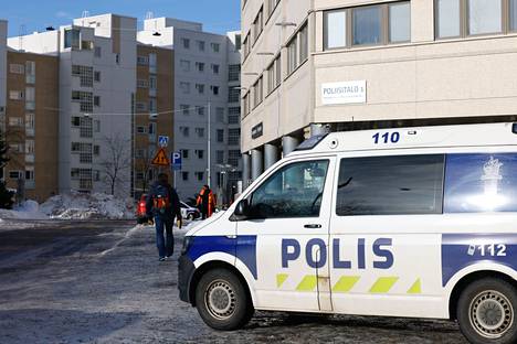 Poliisin hälytysajoneuvo Pasilan poliisitalojen edustalla torstaina Helsingissä.