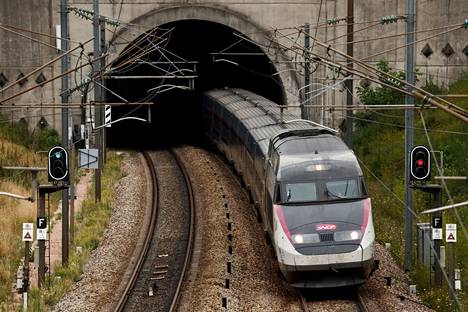 Ranskan poliisi on ottanut kiinni kolme miestä epäiltynä arvotavaroiden varastamisesta junamatkoilla. Kuva on otettu lähellä Pariisia elokuussa.