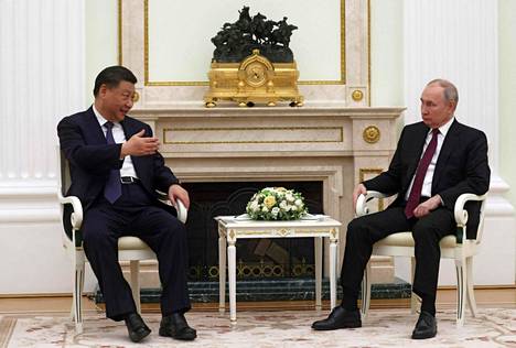 Venäjän valtiollisen uutistoimiston välittämä kuva Kiinan johtajan Xi Jinpingin ja Venäjän presidentin Vladimir Putinin tapaamisesta maanantailta.