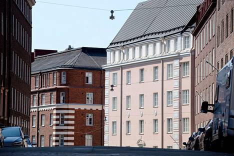 Hypon mukaan asuntolaina­korkojen nousua ei vieläkään ole näköpiirissä. Kuvassa kerrostaloja Töölössä Helsingissä heinäkuussa 2018.