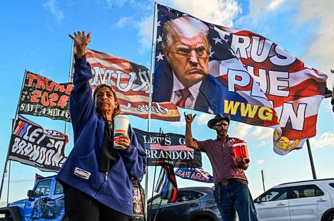 Trumpin tukijat osoittivat mieltään entisen presidentin mahdollista rikossyytettä vastaan Palm Beachilla Floridassa.