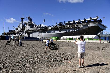 Ihmisiä kerääntyi sunnuntaina katselemaan USS Kearsargea, joka vieraili Helsingin edustalla 5.–8. elokuuta.