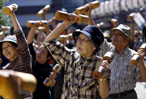 Vanhukset voimistelivat puisilla käsipainoilla Tokiossa Japanin vanhusten kunnioittamisen päivänä syyskuussa 2015.