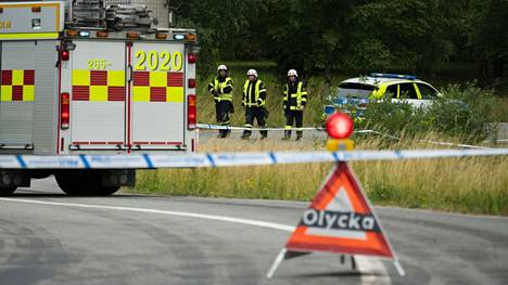 Ruotsi | Etelä-Ruotsissa vakava juna­onnettomuus: useat raiteilla olleet jäivät junan alle, poliisin mukaan ainakin yksi on kuollut