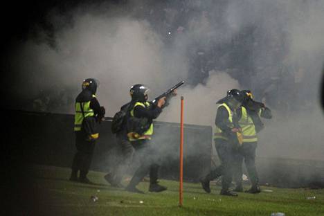Mellakkapoliisit ampuivat kyynelkaasupatruunoita yleisön joukkoon sen jälkeen kun tuhannet katsojat olivat rynnänneet Kanjuruhanin stadionin nurmelle ja kaksi poliisia oli kuollut.