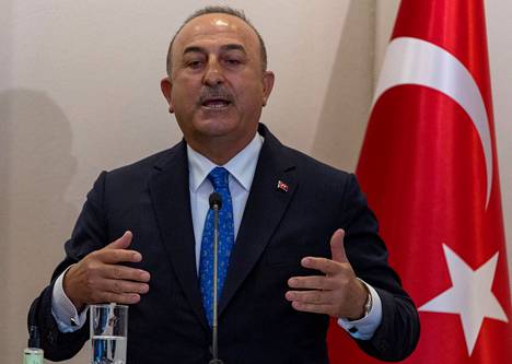 Turkin ulkoministeri Mevlüt Çavuşoğlu puhumassa lehdistö­tilaisuudessa heinäkuun lopulla. 