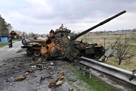 Tuhottu venäläinen panssarivaunu Rusanivin kylässä huhtikuussa. Vaunun tykkitorni on lentänyt räjähdyksen voimasta kyljelleen.