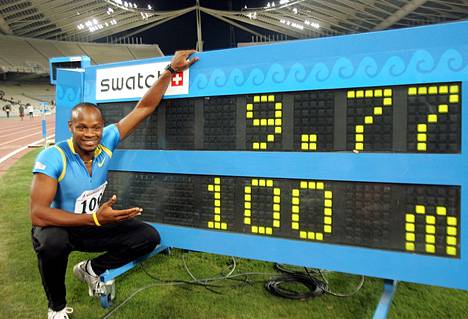 Asafa Powell juoksi 100 metrin ME:n 9,77 Ateenassa 14. kesäkuuta 2005.