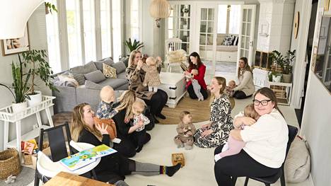 Entuudestaan tuntemattomat äidit ovat jakaneet unohtumattoman ajan, raskauden lopun ja vauvavuoden kirjon. Kahdentoista vauvan äitiporukka kokoontuu keskellä istuvan Pia Stenholmin luona.