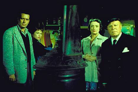 Kuollut Harry Worp aiheuttaa päänvaivaa niin Samille (John Forsythe,  vas.), Jenniferille (Shirley MacLaine), neiti Gravelylle (Mildred Natwick) kuin kapteeni Wilesillekin (Edmund Gwenn).