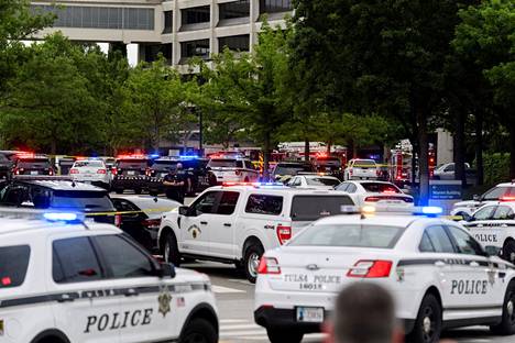 Poliiseja ja ensihoidon yksiköitä rikospaikalla Saint Francis -sairaalan alueella Tulsassa Oklahomassa keskiviikkona paikallista aikaa.