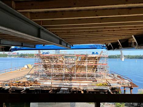 Kruunuvuorensillan rakennustyöt jatkuivat maanantaina teräspalkkien siirrolla. Tavoitteena on, että vuonna 2027 sillan yli kulkee raitiovaunuyhteys.