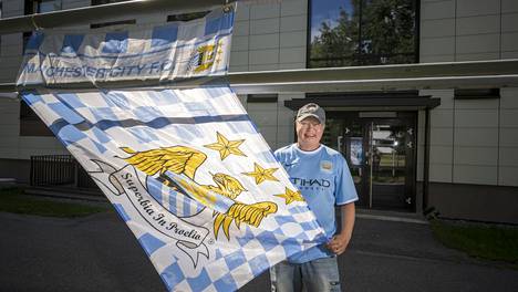 Jalkapallo | Nouseeko Manchester Cityn lippu turkulaisen taloyhtiön mattotelineeseen? ”Nyt on hyvät mahdollisuudet”, sanoo seuran fani Jarmo Nevalainen