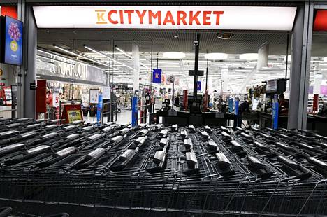Kaupan alalle julistettiin tiistaina jälleen uusi lakkovaroitus. Kuvassa K-Citymarket Espoossa huhtikuussa 2021.