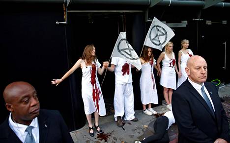 Joukko Extinction Rebellion -ryhmän mielenosoittajia liimasi itsensä kiinni oviin Lontoon muotiviikon aikana 13. syyskuuta