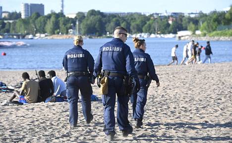 Valtaosa suomalaista luottaa poliisin toimintaan.