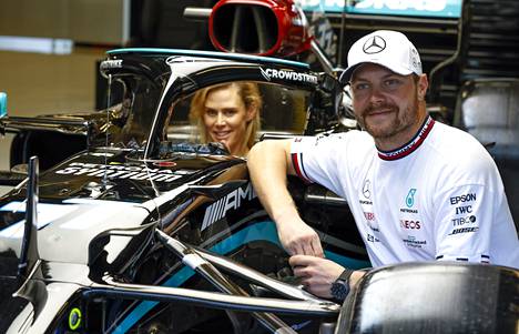 Viime kauden päätteeksi Valtteri Bottas poseerasi F1-auton vieressä ja tyttöystävä Tiffany Cromwell ratin takana.