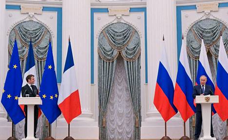 Ranskan presidentti Emmanuel Macron (vas.) ja Venäjän presidentti Vladimir Putin yhteisessä tiedotustilaisuudessaan, joka alkoi Moskovassa myöhään maanantai-iltana.
