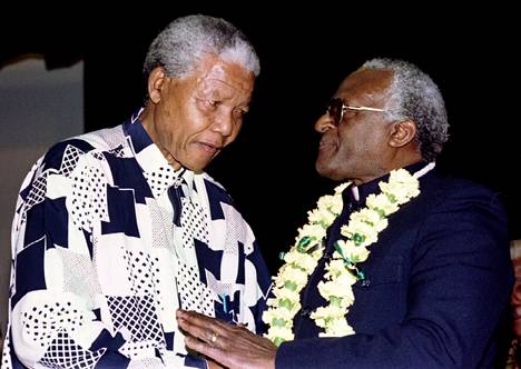 Arkkipiispa Desmond Tutu (oik.) keskusteli Etelä-Afrikan silloisen presidentin Nelson Mandelan kanssa vuonna 1994.
