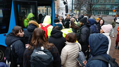 Paikallisbussiin oli pyrkimässä runsaasti matkustajia Elielinaukiolla Helsingissä ensimmäisenä junaliikenteen lakkopäivänä maanantaina.