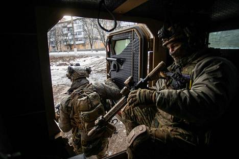 Ukrainalaissotilaita miehistönkuljetusajoneuvossa Bahmutissa torstaina. 