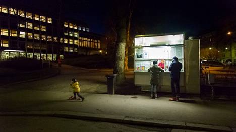Aliisa Karhumäki tarjoili asiakkaille ruokaa Jaskan grillin luukulla Helsingissä maaliskuussa 2015.