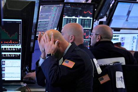 Osakkeiden välittäjät seurasivat kursseja New Yorkin pörssissä 19. joulukuuta.