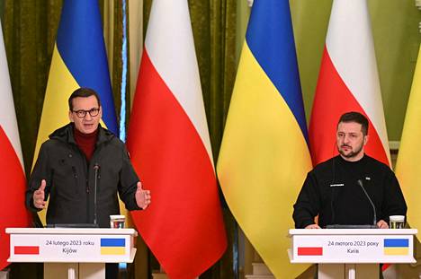Puolan pääministeri Mateusz Morawiecki (vas.) kommentoi pakotepakettia vieraillessaan Ukrainassa Venäjän hyökkäyssodan vuosipäivänä. Kuvassa myös Ukrainan presidentti Volodymyr Zelenskyi.