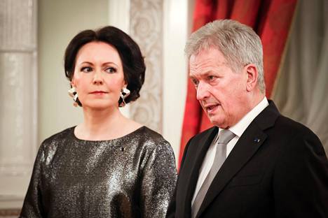 Tasavallan presidentti Sauli Niinistö (oik.) ja rouva Jenni Haukio (vas.) pitivät mediatilaisuuden Presidentinlinnassa itsenäisyyspäivänä.