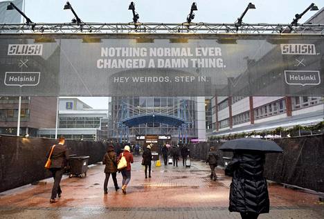 Tänä vuonna pääsisäänkäynnin yläpuolella olevassa banderollissa komeili uusi slogan: Nothing normal ever changed a damn thing. (Mikään tavallinen ei koskaan muuttanut pätkääkään.)