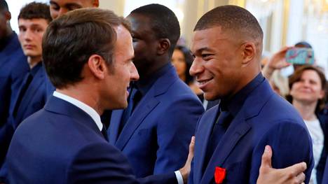 Emmanuel Macron (vas.) palkitsi Ranskan MM-joukkueen kultamitalistit kunniamitalein vuonna 2018. Kylian Mbappé oli yksi heistä.
