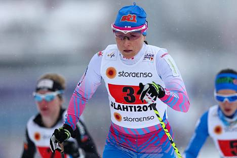 Aino-Kaisa Saarinen hiihti mallikkaasti sunnuntain sprinttiviestissä. Saarinen ja Kerttu Niskasen sijoittuiva kisassa viidenneksi.