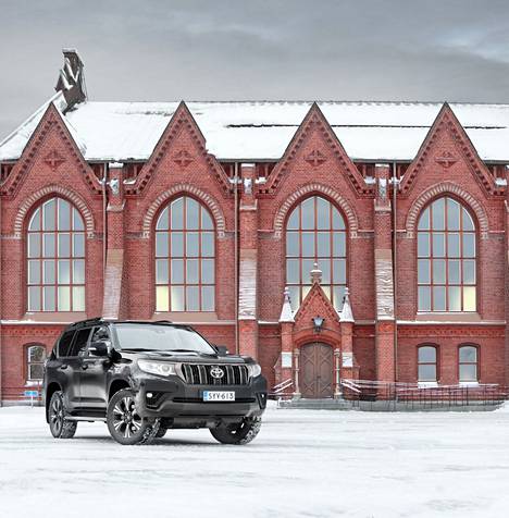 Toyota Land Cruiser on yhdistelmä edustusauton kiiltoa ja aitoa maastoautoa. Kuva on otettu Mikkelin tuomiokirkon edessä.