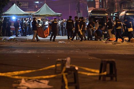 Poliisit tutkivat rikospaikkaa itäisessä Jakartassa myöhään keskiviikkona.