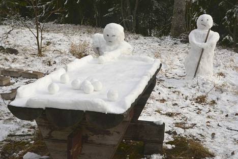Lumiukot viihtyvät biljardin parissa yli-intendentti Aleksi Lehikoisen lastenkirjassa. 