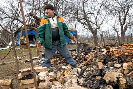 Afganistanin sodan veteraani Serhii Mališenko menetti sodassa sormiaan, sai mitaleita ja seisoo nyt venäläishävittäjän pommituksessa tuhoutuneen talonsa raunioilla.