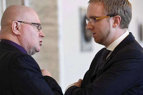 Sinisten Jari Lindström ja Simon Elo hallituksen Oulun ja Helsingin seksuaalirikosepäilyjä käsittelevän kokouksen jälkeen eduskunnassa tiistaina.