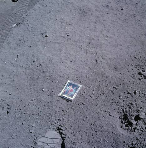 Apollo 16 -kuulennon astronautti Charles Duke jätti Maan kiertolaisen pinnalle kuvan perheestään.