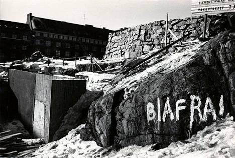 Biafra!-kirjoitus Temppeliaukion kirkon työmaalla Helsingissä 1969.