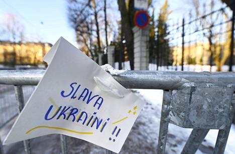 Eläköön Ukraina -protestilappu Venäjän suurlähetystön edustalla Helsingissä tiistaina 1. maaliskuuta.