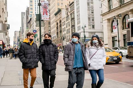 Jotkut käyttävät maskeja myös ulkotiloissa ehkäistäkseen viruksen leviämistä. Kuva on New Yorkista, missä todetaan päivittäin kymmeniätuhansia uusia tartuntoja. 