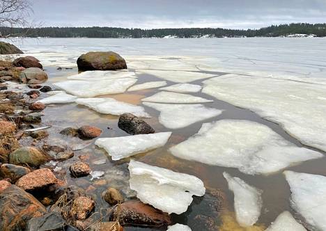 Ilmastonmuutos vaikuttaa Itämereen, kun talvet lauhtuvat ja talviset vesisateet yleistyvät. Maalta tulevat ravinnevalumat kasvavat, ja jääkausi lyhenee. Kirkkonummen Porkkalassa oli jäätä vielä 10. maaliskuuta.