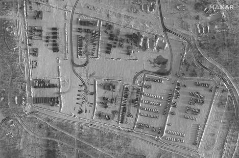 Venäjän asevoimien joukkoja näkyy 21. joulukuuta otetussa satelliittikuvassa Voronežin kaupungin lähistöllä sijaitsevasta Pogonovon harjoitusalueesta.