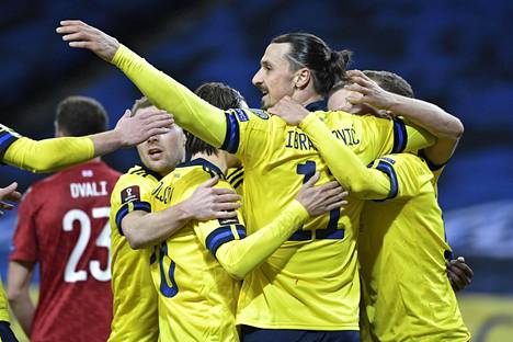Zlatan Ibrahimović juhli muiden Ruotsin pelaajien kanssa Viktor Claessonin tekemää maalia.