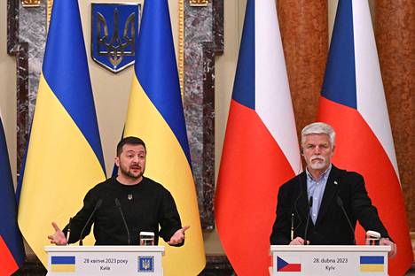 Tšekin presidentti Petr Pavel (oik.) vieraili huhtikuun lopulla Kiovassa. Kuva on vierailun yhteydessä järjestetystä tiedotustilaisuudesta Ukrainan presidentin Volodymyr Zelenskyin kanssa.
