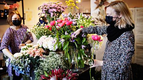 Kuluttaminen | Kalliolaisessa kukkakaupassa on perjantaisin kiire, sillä moni haluaa kotiovelleen trendikkään viikkokimpun – Kukkia tilataan myös Woltin kautta