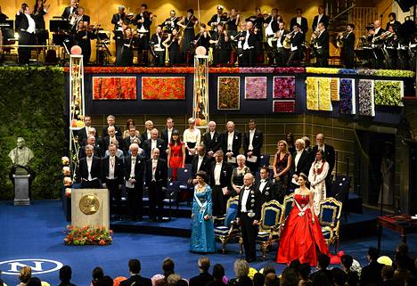 Kuningatar Silvia, kuningas Kaarle Kustaa, prinssi Daniel ja prinsessa Victoria edustivat kuningasperhettä konserttitalon lavalla.