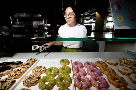 Kelly Guo explains that mochi donuts are made from rice.