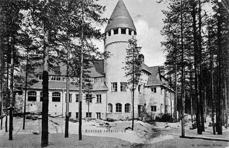 Hyvinkään parantolan uusi päärakennus valmistui vuonna 1906. Rakennuksen suunnitteli Lars Sonck. Kuva 1900-luvun alusta.